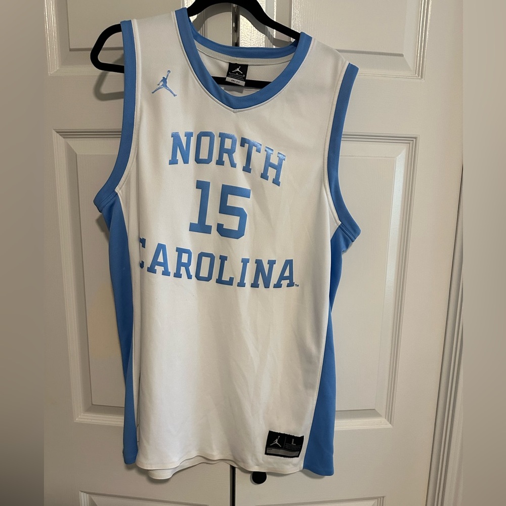 Replica Vintage North Carolina Tar Heels Jersey #15. Size L.